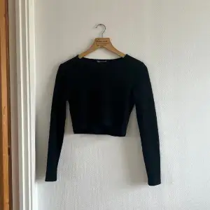En jättefin långärmad svart croppad tröja från zara.