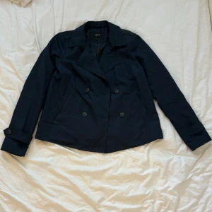 Kort jacka - Frakten står för köparen, fråga ifall det är något ni undrar! 