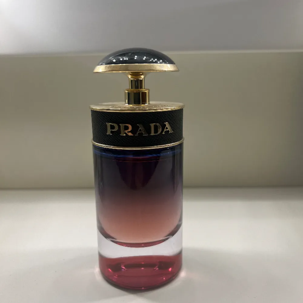 Hejsan, Säljer en helt ny parfym från Prada - Candy Night 50.ml (endast testad).   Nypris: 1099:- Mitt pris: 400:- eller högst bud. . Övrigt.
