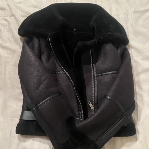 VÅRJACKA/HÖSTJACKA I LÄDER - SÄLJER DENNA FINA JACKAN då den tyvärr inte passar mig storleksmässigt❤️ den är i jättefint skick som ny. Säljer för 350kr. Köpt för 1599kr 