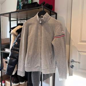 Moncler Cardigan i utmärkt skick, storlek L passar M. Nypris 5500 sek, mitt pris 2000 sek. Bara att höra av sig vid frågor eller funderingar, över 60 refs finns! :)