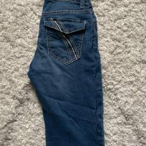 jätte fina jeans från lindex! säljer för att de inte kommer till användning. perfekta längden på mig som är 164cm💕