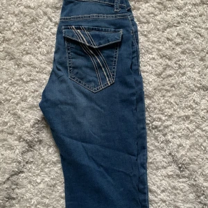 lågmidjade jeans - jätte fina jeans från lindex! säljer för att de inte kommer till användning. perfekta längden på mig som är 164cm💕