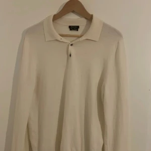 Långärmad piké - Säljer min långärmade Massimo Dutti piké då den inte längre används. Bara att höra av dig om du har några frågor😀👍