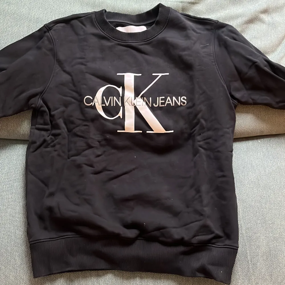 Smått använd Calvin Klein tröja i mycket gott skick. . Tröjor & Koftor.