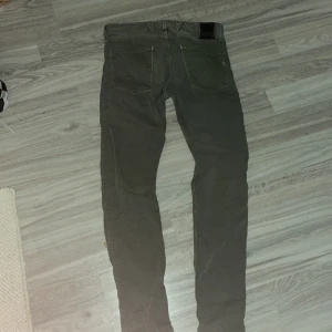 Gråa replay anbass - Säljer dessa gråa replay anbass i strl 30/32. Sitter bra, skick 9/10