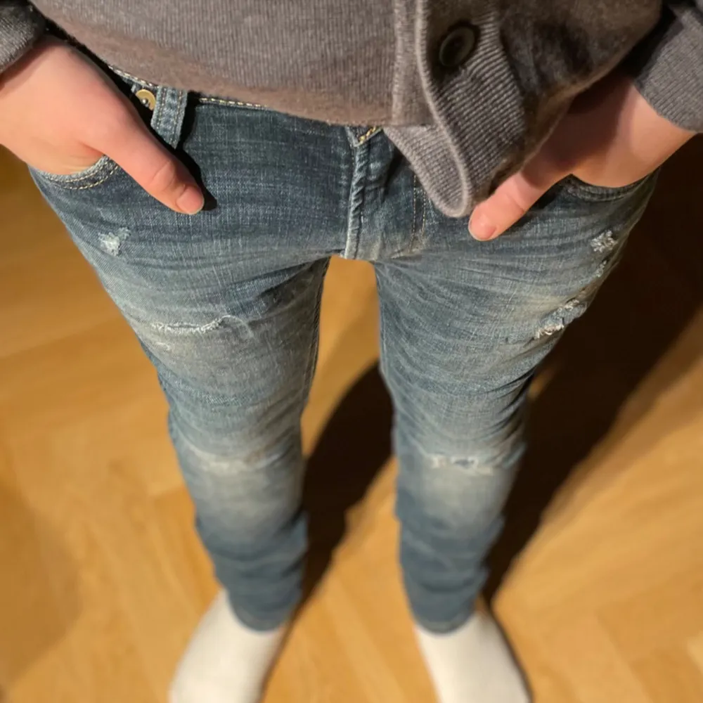 Grisch jeans från Jack and Jones.  Storlek: Xs (sitter som W30 L30) (Ordn pris 800kr) Knappt använda, bara testade. Skriv i dm om ni har frågor.. Jeans & Byxor.