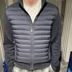 Säljer denna moncler cardigan i storlek L men passar M/S då de är små i storlekarna. Den är i färgen marinblå samt 9/10 skick.  Vid minsta lilla frågetecken är de ba att hojta!