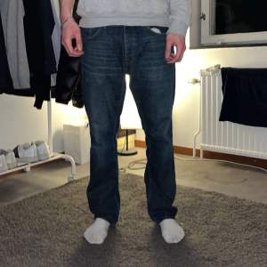 Hej! Säljer nu mina mörkblåa jeans från tiger of sweden då de sitter för stort på mig. Köpte dom förra sommaren för 3200kr. 