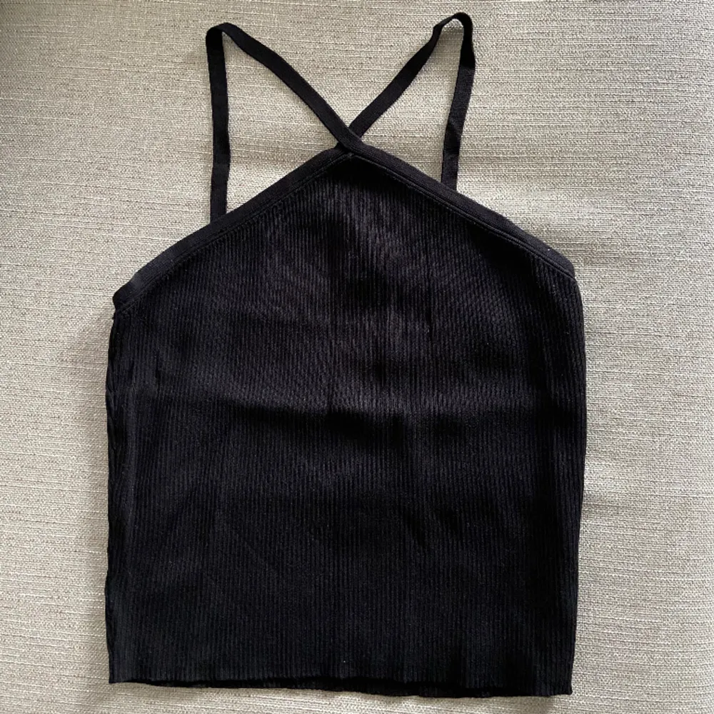 Ribbat linne från Lefties/Zara köpt i Barcelona 🖤Storlek XL men liten så mer som M-L. Stretchig och lite croppad. Använd endast en gång så i nyskick! Så söt till jeans eller en volangkjol 🥰💕. Toppar.