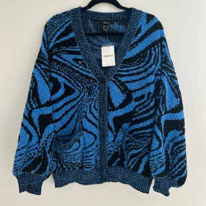 Blå och svart kofta  - Blå och svart kofta från Forever 21! Aldrig använd och lappen kvar, storlek S 💗