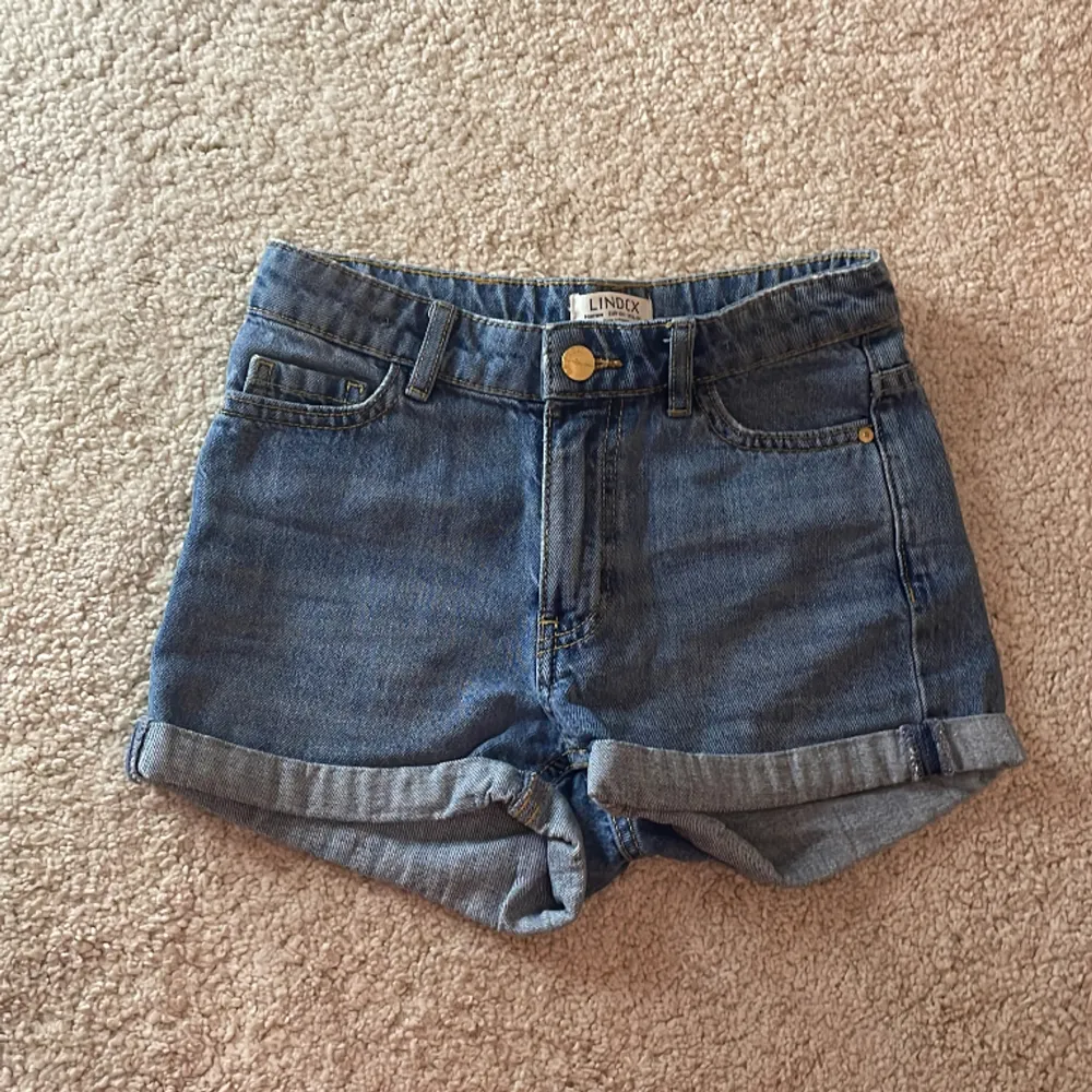 Säljer dessa blåa jeansshorts som passar perfekt inför sommaren!💓. Shorts.