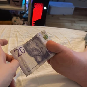 En tjugokronorssedel - Använd några gånger i affären men annars bra skick