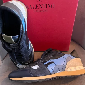 Valentino rockrunners  - Mycket feta rockrunners i väldigt fint skick. Skorna är storlek 41 men passar även för 41,5 och 42 skulle jag säga.  Priset är ej hugget i sten. Vid frågor eller funderingar är det bara att höra av sig!🙌