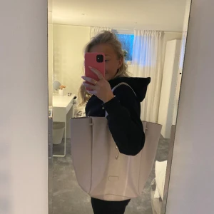 Shoppingbag - Perfekt skolväska/handväska i en ljusrosa färg! Den är rymlig helt utan fack inuti och köpt för flera år sedan men nästintill oanvänd!