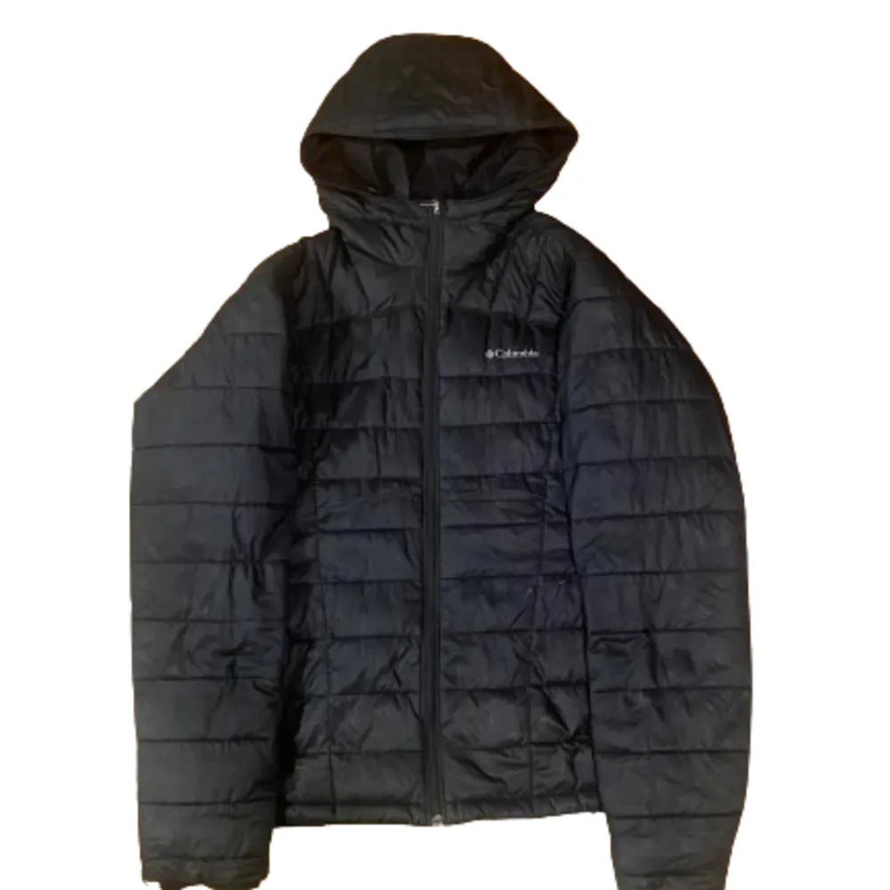 Columbia puffer i mycket bra skick förutom en liten reva vid bröstkorgen som inte syns så tydligt. Väldigt varm tack vare Columbias thermal coil teknologi. Neutral look och fit som passar många olika outfits. Tag XL men passar medium herr. . Jackor.