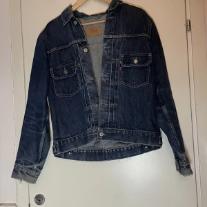 Levis Jeansjacka  - Säljer vintage jeans jacka från Levis som är i ganska bra skick. Använd några gånger. 