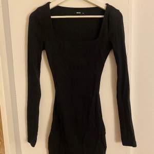 Tight svart klänning från bikbok