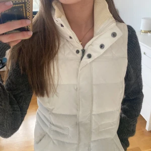 Vit väst  - Säljer denna supersköna väst från esprit i storlek 34🤩den är vadderad med hög krage och fickor på insidan💕kragen är lite smutsig därav priset❤️❤️