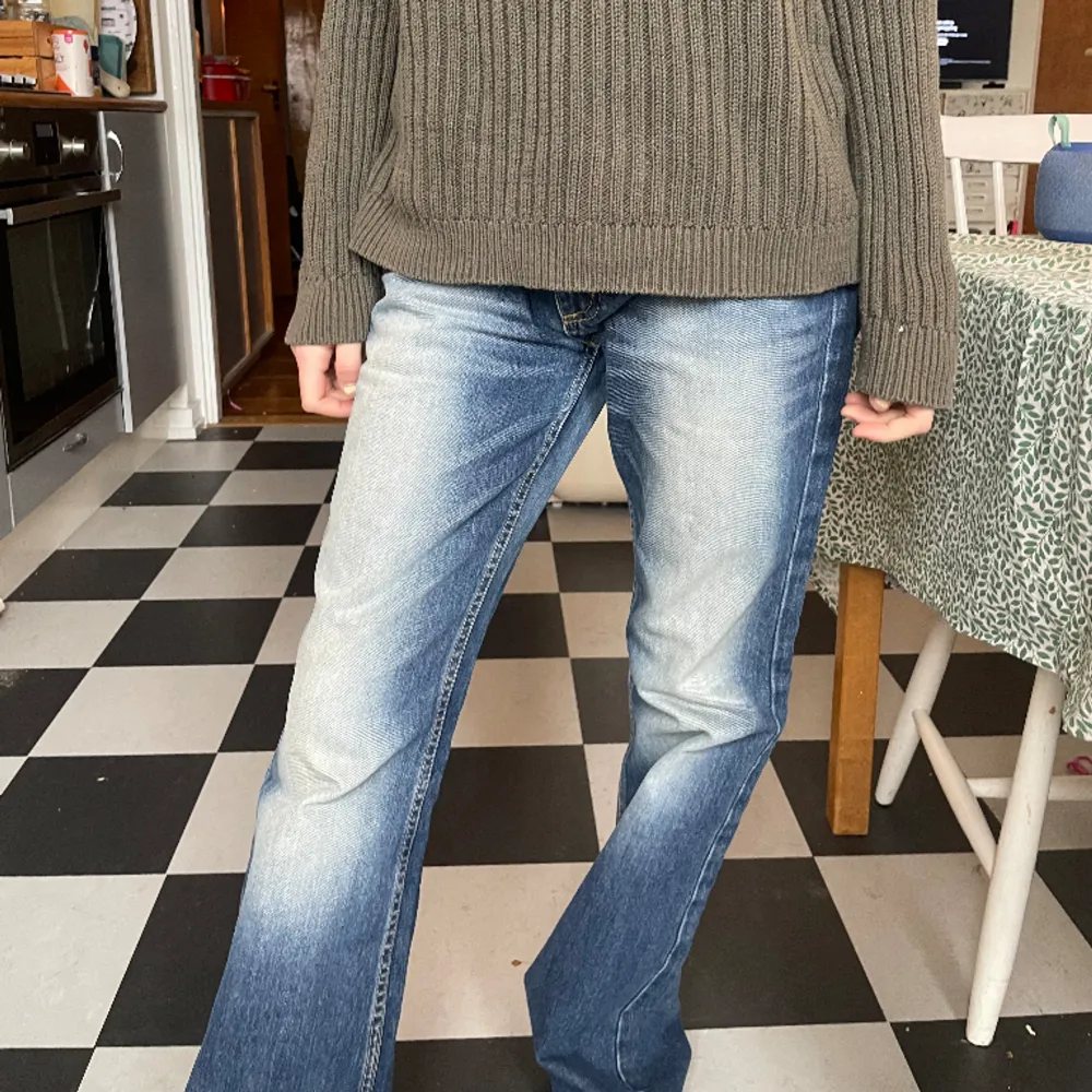 Jättesnygga jeans från Lee med urtvättad färg. Jättebra skick! Midjemåttet är ca 39cm Innerbenslängden är ca 78cm. Jeans & Byxor.