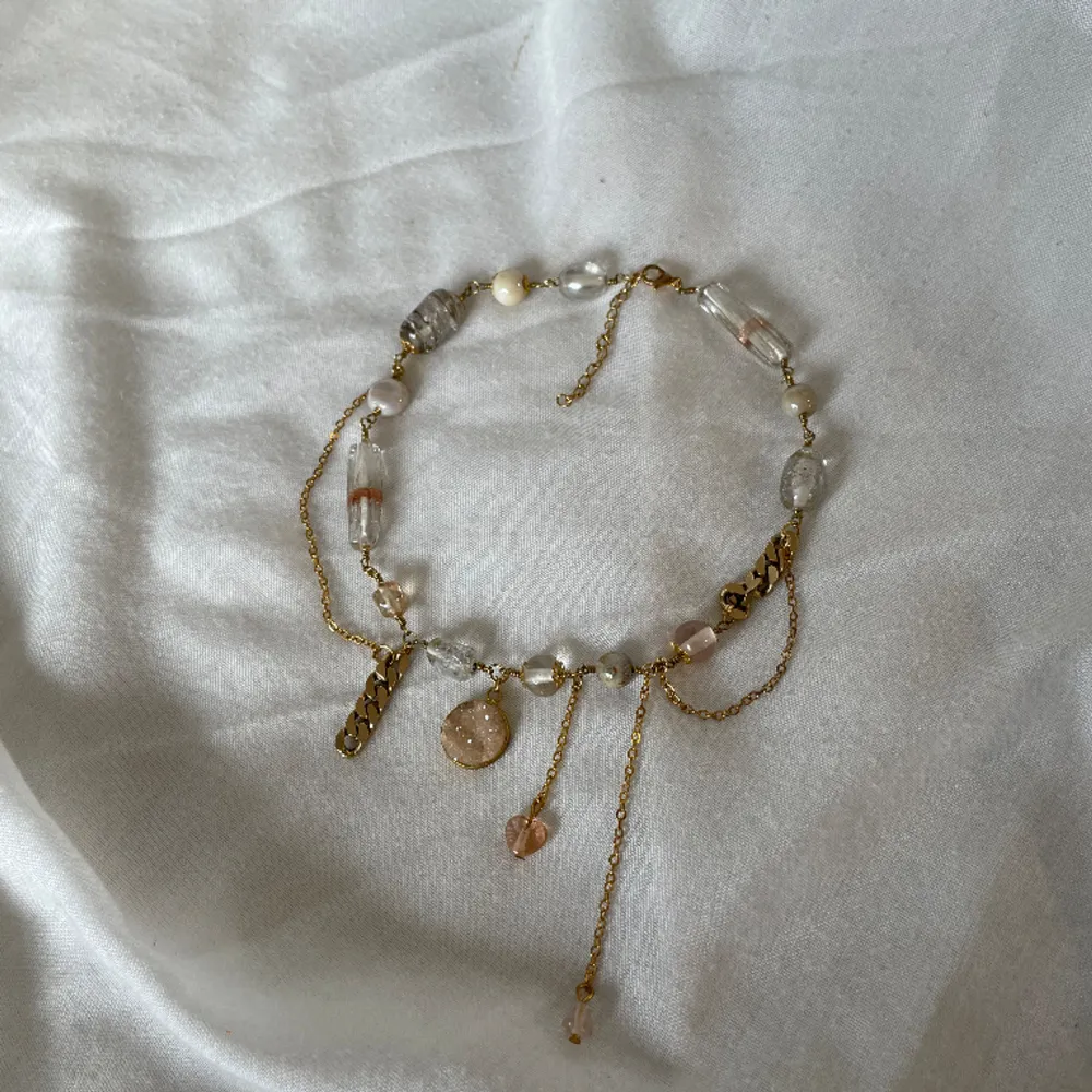 Ett simpelt men vackert halsband. Hänget är en druzy agat Halsbandet har en förlängningskedja:) Mått 34cm-39cm. Accessoarer.