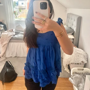Blå sommartopp  - Säljer min fina blåa sommartopp från mango i storlek xxs men passar mig som är xs. Den är köpt för ganska längesen och har bara legat i garderoben i ca ett år nu. Den är sparsamt använd, fint skick💙
