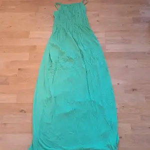 Super fin grön långklänning från bubbelroom! Endast använd några enstaka gånger, visar absolut inte några defekter. Perfekt till sommaren😻