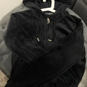 Juicy Couture Kofta - Köpt på nelly - orginalpris 1 299kr. Koftan är i strl xs och är väldigt tajt på mig, därav säljer jag. Helt ny i skick, endast använt 1 gång. Hör av er för fler bilder eller kvitto!