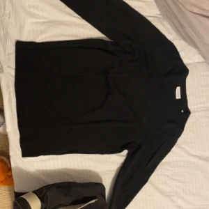 Merino tröja från lindberg  - Tja säljer nu min svarta merinoull tröja i fint skick på grund av att den inte kommer till andvändning. Tröjan är finstickad i ett varmt men samtidigt luftigt material och är i storleken xl men passar även M. Skriv ifall några frågor eller fler bilde