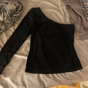 Topp - Svart glittrig topp som jag inte använder. 