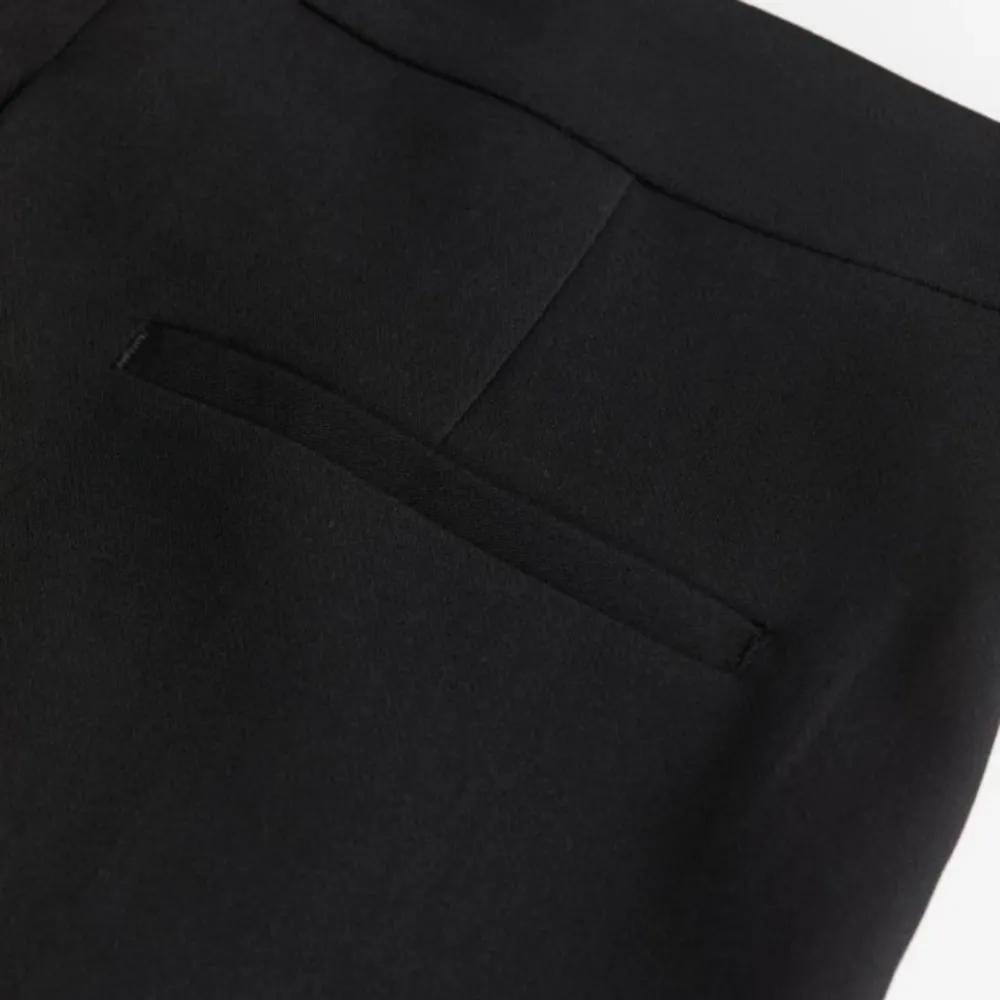 svarta kostymbyxor från hm i väldigt fint skick! ordinarie pris 299:-. Jeans & Byxor.