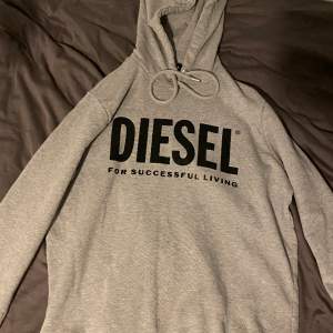 Säljer denna diesel hoodie eftersom att den inte kommer till andvändning längre  Nypris 650kr mitt pris 300  Passar perfekt i längd på 180