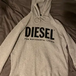 Säljer denna diesel hoodie eftersom att den inte kommer till andvändning längre  Nypris 650kr
