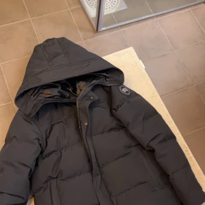 Canada Goose - Tjena säljer nu en canada goose jacka, det är storlek M och skicket är 8/10. Köpt för 6000kr i vintras och säljer nu för 4300. Jackans modell heter Macmillian Black badge