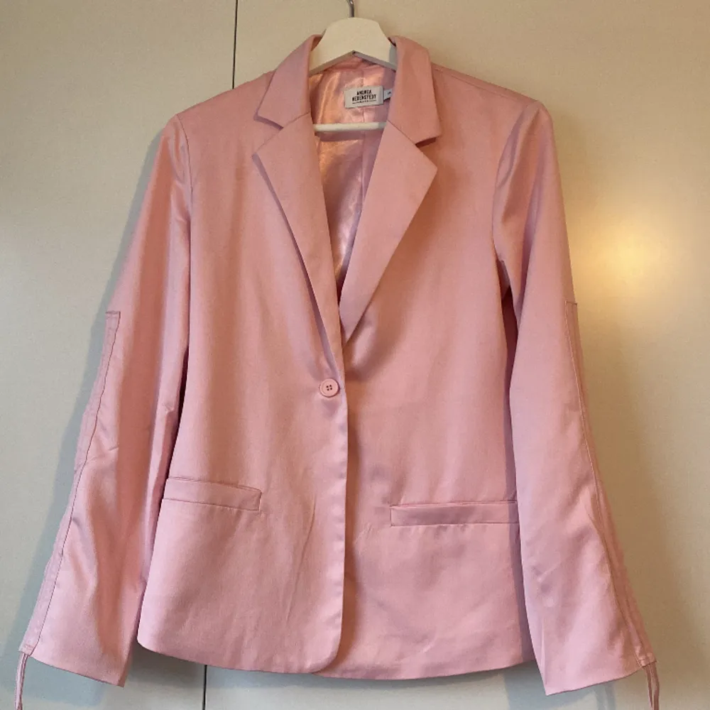 Superfin rosa kavaj från NA-KD💕 Aldrig använd. Silkes på insidan . Kostymer.