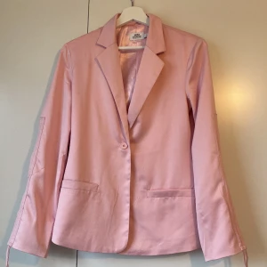 Kavaj - Superfin rosa kavaj från NA-KD💕 Aldrig använd. Silkes på insidan 