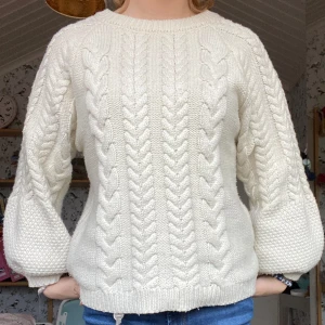 Stickad tröja - En jättesöt stickad tröja från NA-KD! Säljer då den inte riktigt kommer till användning längre, kommer inte riktigt ihåg vad jag köpte den för, skulle tro att det va 400-500. Säljer för 250, men pris kan diskuteras! 💗💗