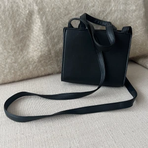 Liten svart väska PU skinn H&M - Liten söt väska från H&M, använd 2 ggr så i nyskick