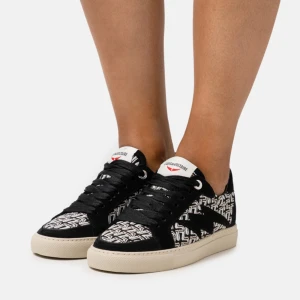 Zadig & Voltaire  - Säljer mina slutsålda Zadig skor då dom inte kommer till användning,din är i väldigt bra skick!skriv bara om ni vill ha mer bilder så skickar ja de!😁💕 (nypris 2700kr)