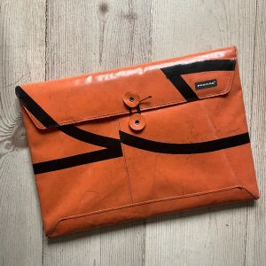 Datorfodral - Ett unikt datorfodral från märket Freitag, köpt i Tokyo för 1200kr och knappt använd. 