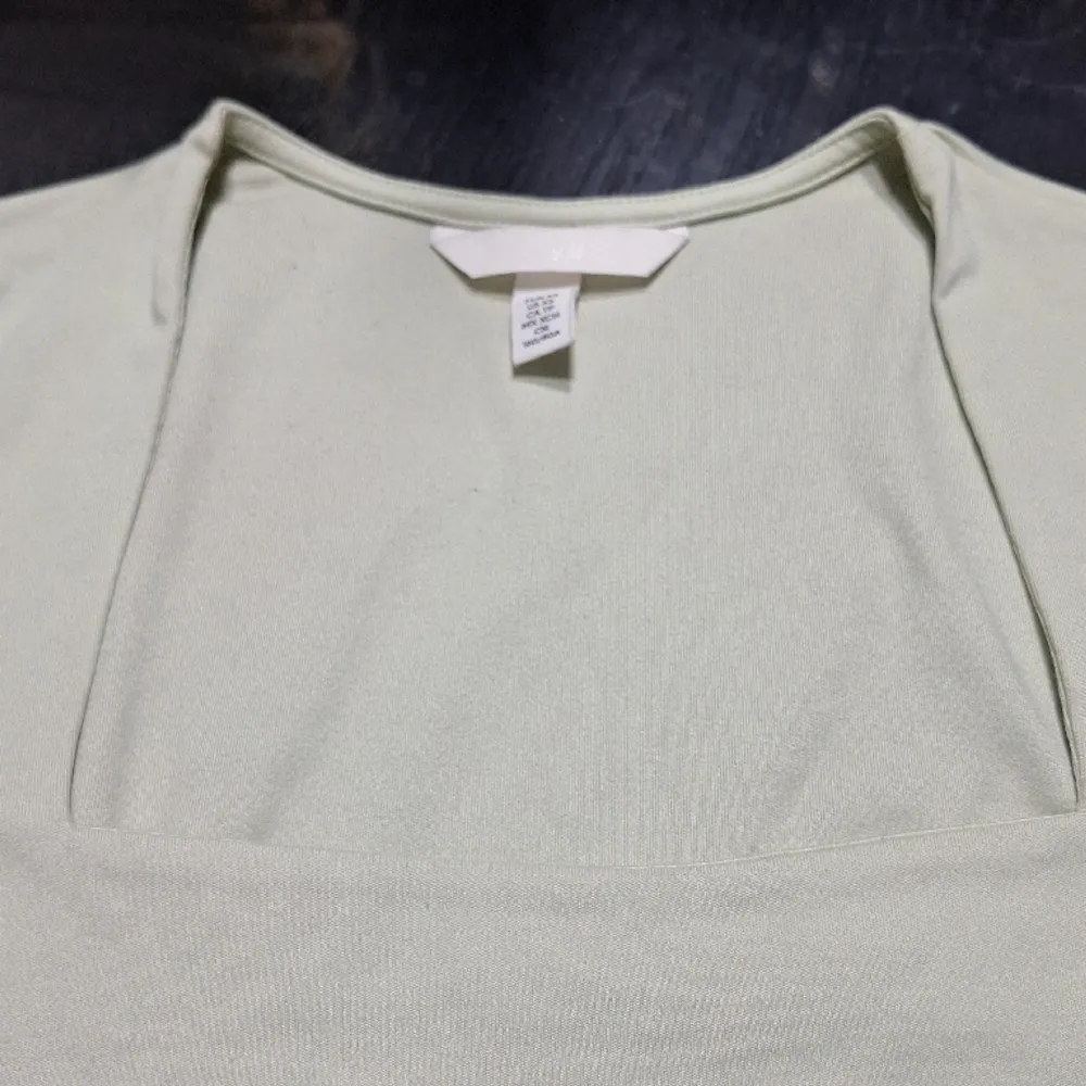 En jätte fin tröja från H&m Andvänt: Få gånger Varför jag säljer: Använder inte längre. T-shirts.
