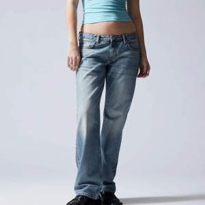 Säljer dessa snygga arrow straight low waist weekday jeans som blivit för små för mig. De är i storlek 26/32🩷Original pris 600kr) Lappen där bak har blivit lite skrynklig, utöver det är de i bra skick:)