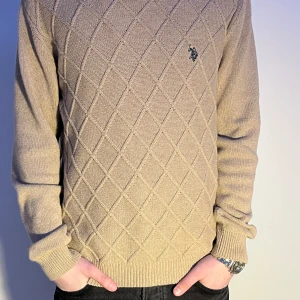 U.S. polo tröja - Beige tröja från U.S. polo. Inga defekter, använd ett fåtal gånger. Säljes p.g.a slutat användas. Köpt för 500. Pris kan diskuteras!