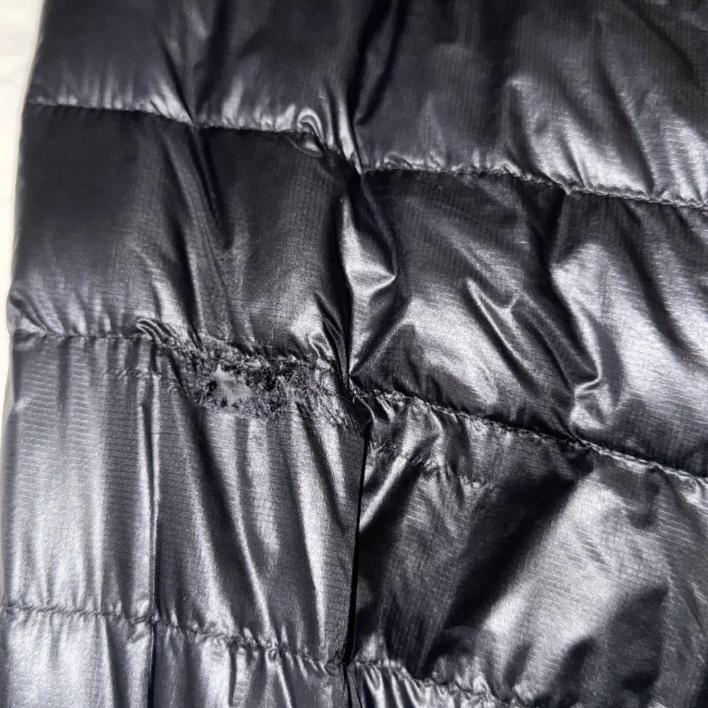 Hej! Säljer nu denna vårjacka av typen Canada Goose black label ”hybridge lite jacket” i Storlek M  Jackan kommer med en defekt i vänster arm där den har spruckit, därav priset Är både rökfri och djurfri. Nypris: 5399. Jackor.