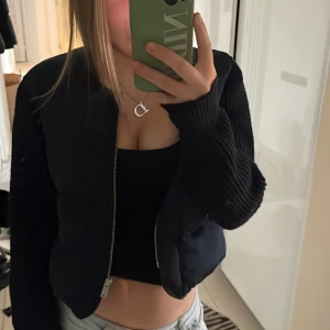 Tiger of Sweden jacka - Jag säljer min Tiger of sweden jacka som jag inte alls har använt, den är inte sliten eller nått. Den är mörkblå.