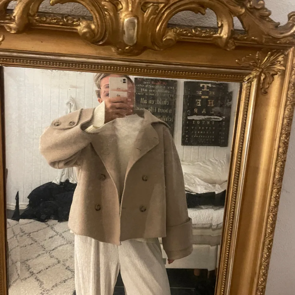 Stylein kappa - Termao jacket beige.  Säljer nu denna fina trendiga kappa från stylein då den tyvärr inte kommer till användning så pass mycket som den är värd! Den är magisk och perfekt nu till våren💕Köptes för 4.999kr och säljer för 2.500kr!!. Jackor.