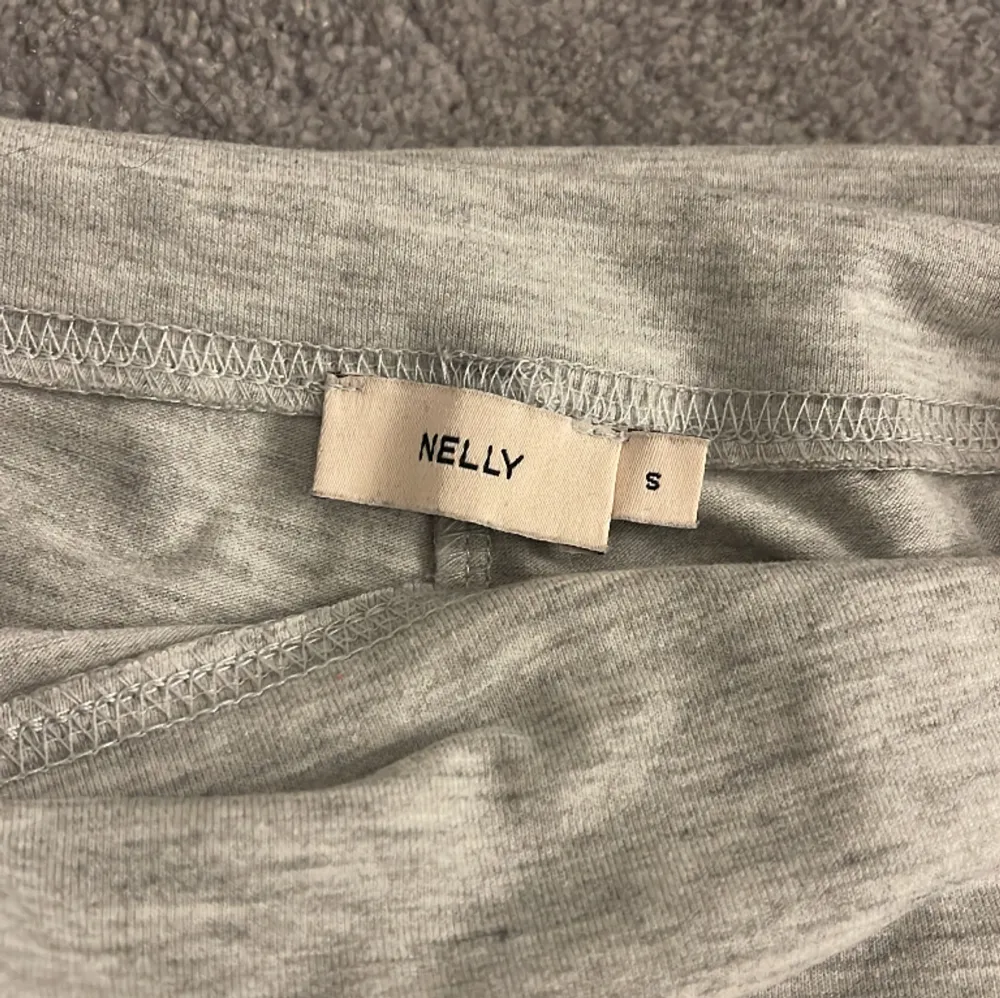 Säljer dessa populära byxor från Nelly då dom inte används. Dom är i jättebra skick endast använda en gång. Storlek är small 🥰. Jeans & Byxor.