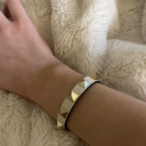 Valentino armband  - Säljer mitt valentino armband jag köpte här på Plick. Den har tecken på användning som man ser på 3dje bilden men det är inget man tänker på när man har på de. Har fler äktehetsbevis som förra ägaren skickade till mig. Köpte för 800 av  förra ägaren