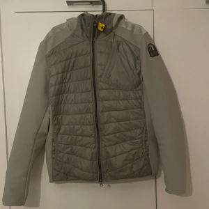 Parajumper cardigan  - Vill köpa ny så säljer denna. Skick 8/10  Ny pris 4490 kr Mitt pris 2250 kr Hör av er vid fler bilder eller frågor 