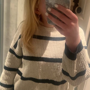 Stickad tröja - Jättesnygg och trendig stickad tröja från Mango 💗Använd mycket men i bra skick! Köptes på barnavdelningen men passar mig som bär XS i vanliga fall 💗 Skriv om du vill ha mer information eller bilder!